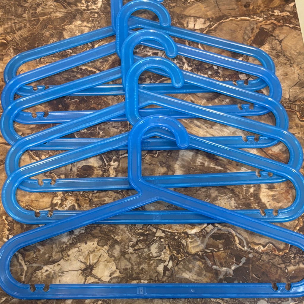 1010  Set Of Blue Plastic Clothing Hangers  6 Pack